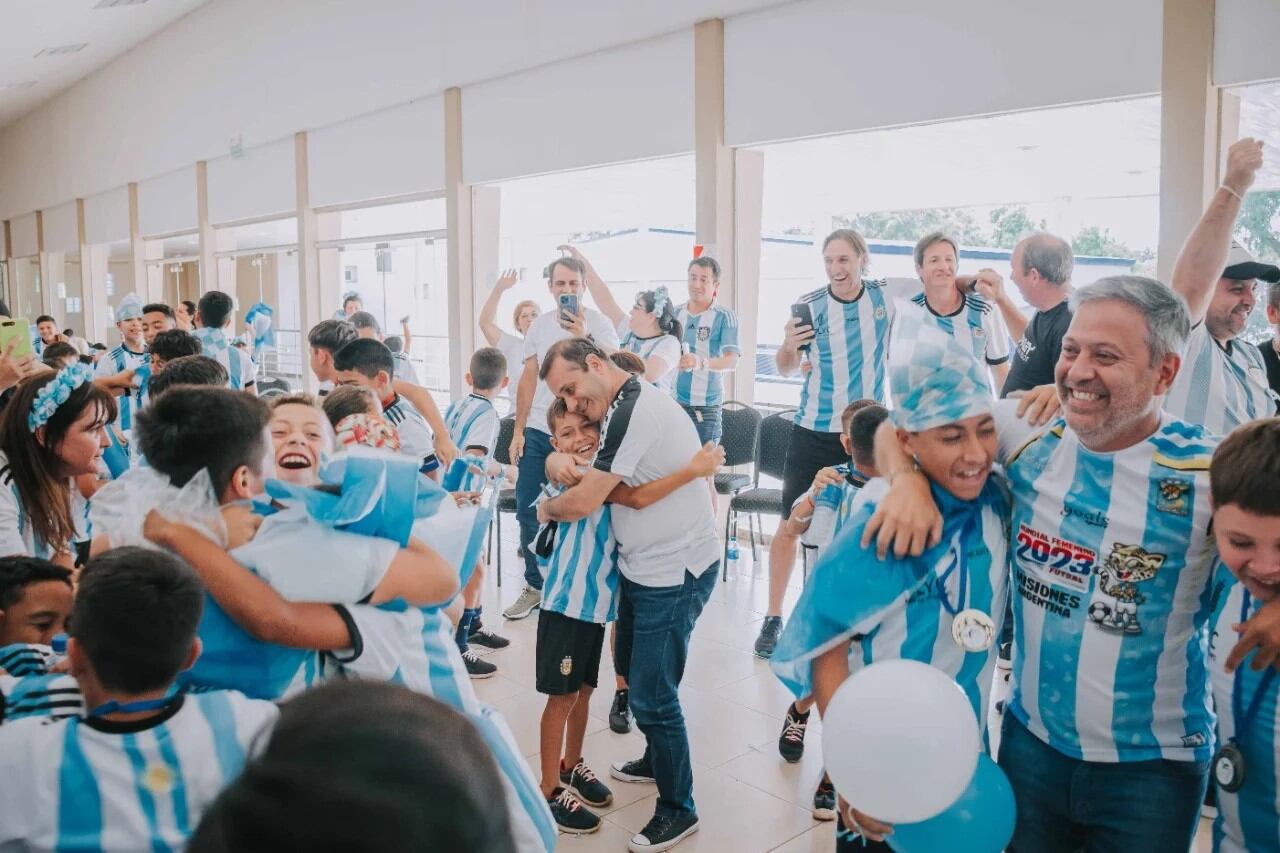 Niños miraron el partido de Argentina contra Polonia con el “Flaco” Schiavi y el Gobernador de Misiones.