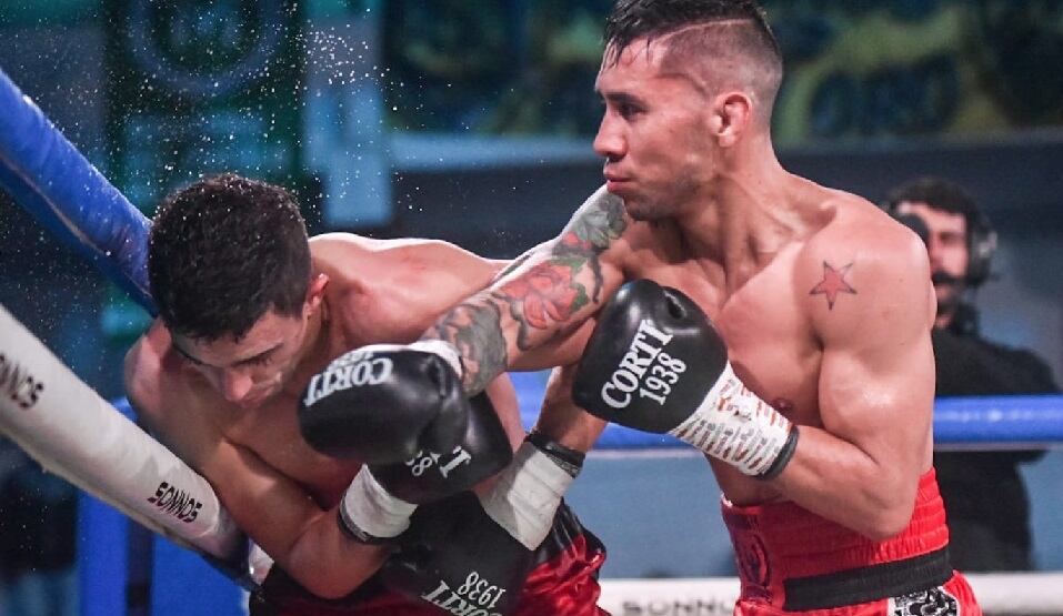 Leandro Silva cruza en el rostro al mendocino Kevin Muñoz quien ganó y retuvo el título sudamericano supermosca.