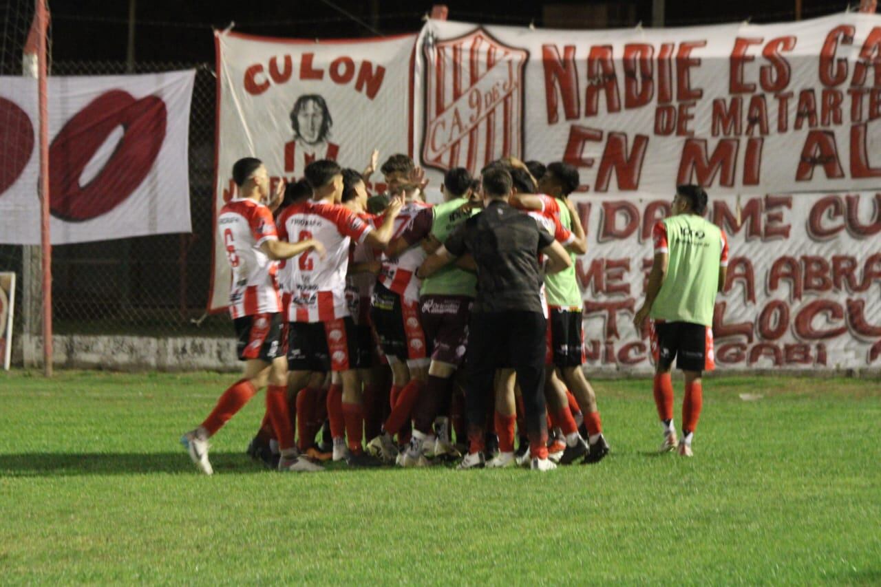 Todo el plantel festeja uno de los goles del León ante Olimpo de Bahía Blanca