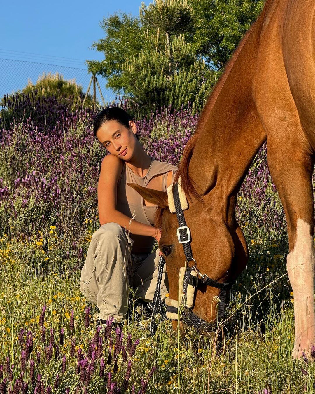 Top cut out y jean trendy: María Pedraza brilló con un look de campo ultra sensual