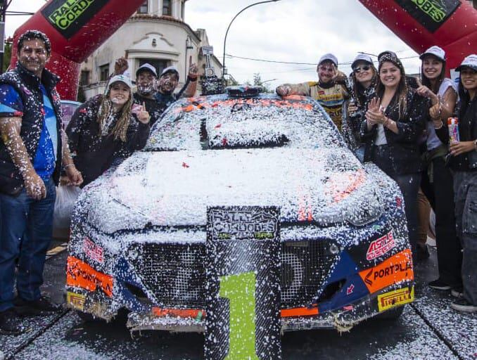 La celebración en el final de la competencia para Baldo y García junto a su equipo y familiares.