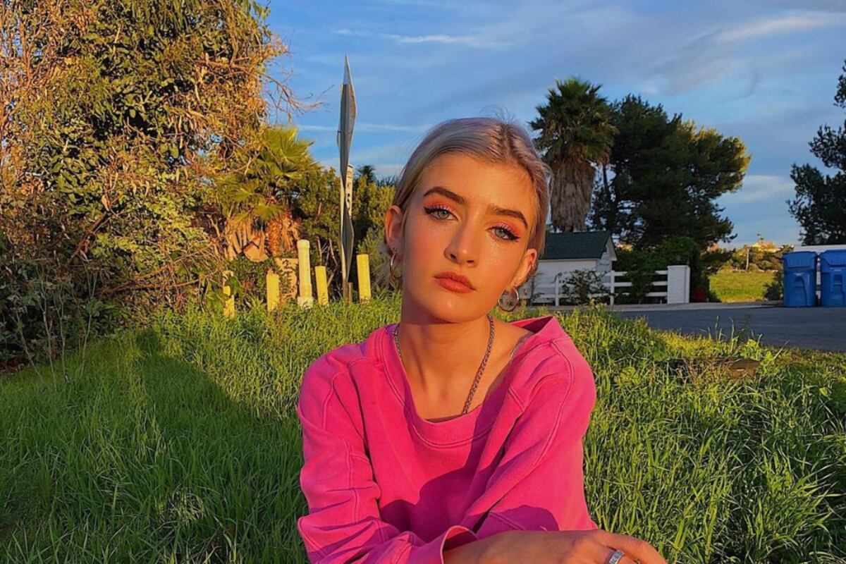 Sami, la hija de Charlie Sheen, promocionó su perfil de Only Fans con un vestido negro a hombros descubiertos