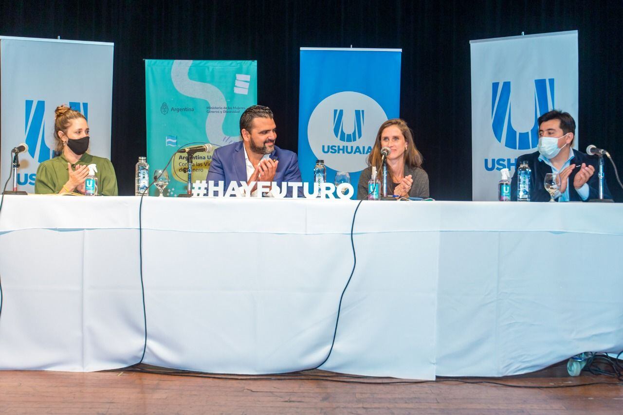 La  Dra. Josefina Kelly Neila, junto con el Intendente de Ushuaia Walter Vuoto, acompañado por el Intendente de la ciudad de Tolhuin, Daniel Harrington.