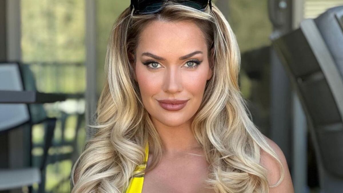 Paige Spiranac, la golfista más sexy del mundo, hizo un jugado swing y casi muestra de más