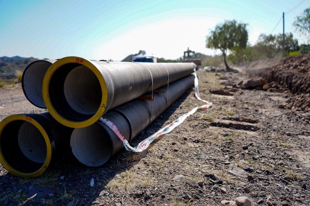 Los tubos que en una extención de 2 kilómetros se instalarán al Oeste de la rotonda del Santuario de la Virgen de Lourdes. Gentileza MLH