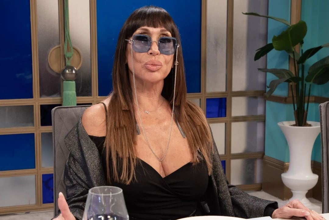 El "look" de Moria Casán en la "mesaza" de Mirtha Legrand. (Instagram).