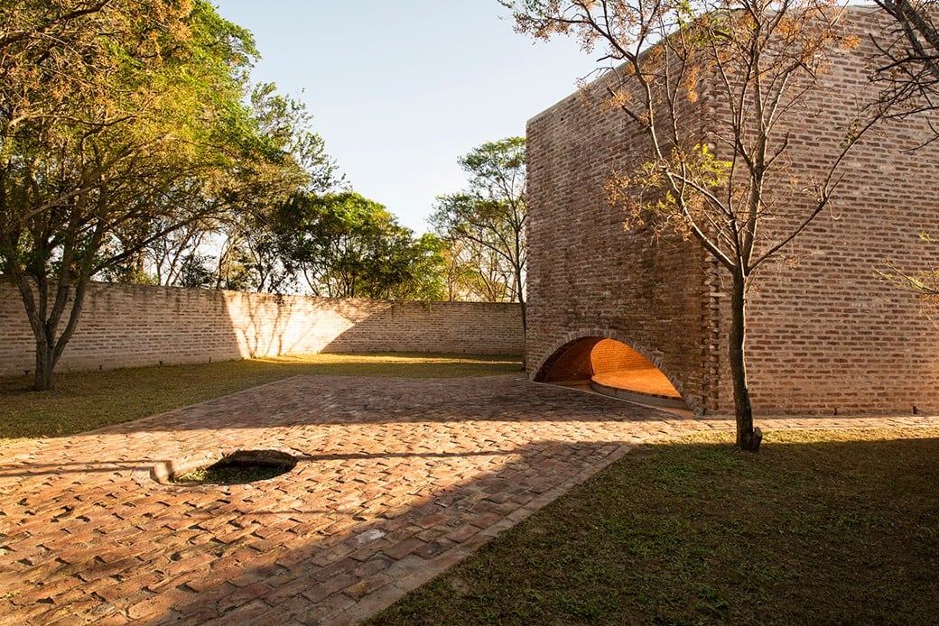 Ubicada en la llanura pampeana, al este de la provincia de Córdoba, la Capilla San Bernardo sorprende a turistas y locales.