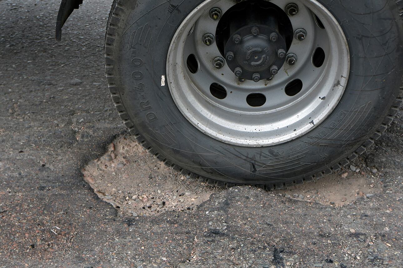 
Nuevamente produjo accidentes automovilísticos los baches y pozos que se originaron por las lluvias y alto tránsito la Ruta Internacional 7, pasando el Nudo de Ruta 40, en Luján de Cuyo
Trabajadores de Vialidad Nacional reparan y bachean 
foto: Orlando Pelichotti / Los Andes 