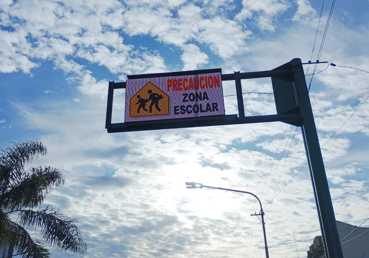 Tres Arroyos: se colocaron carteles con luces LED sobre las avenidas céntricas