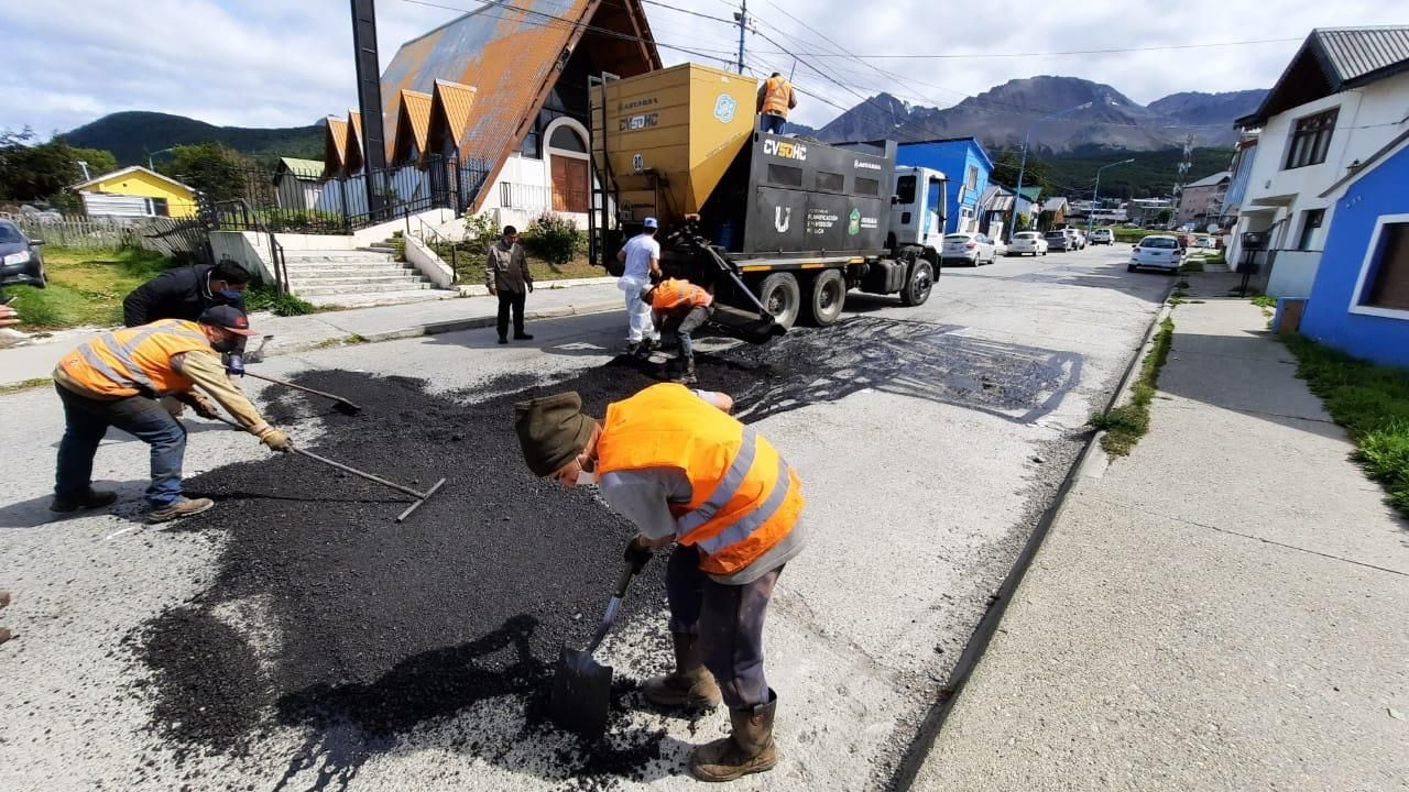 La Municipalidad de Ushuaia realiza cotidianamente trabajos de mantenimiento en la vía pública.