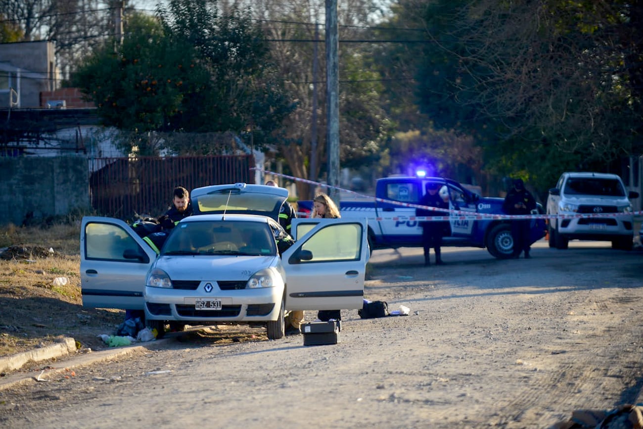 Habrían asesinado a una joven en un auto en Córdoba y hay un detenido. El cadáver fue localizado en un vehículo en barrio Kennedy. (Nicolás Bravo / La Voz)