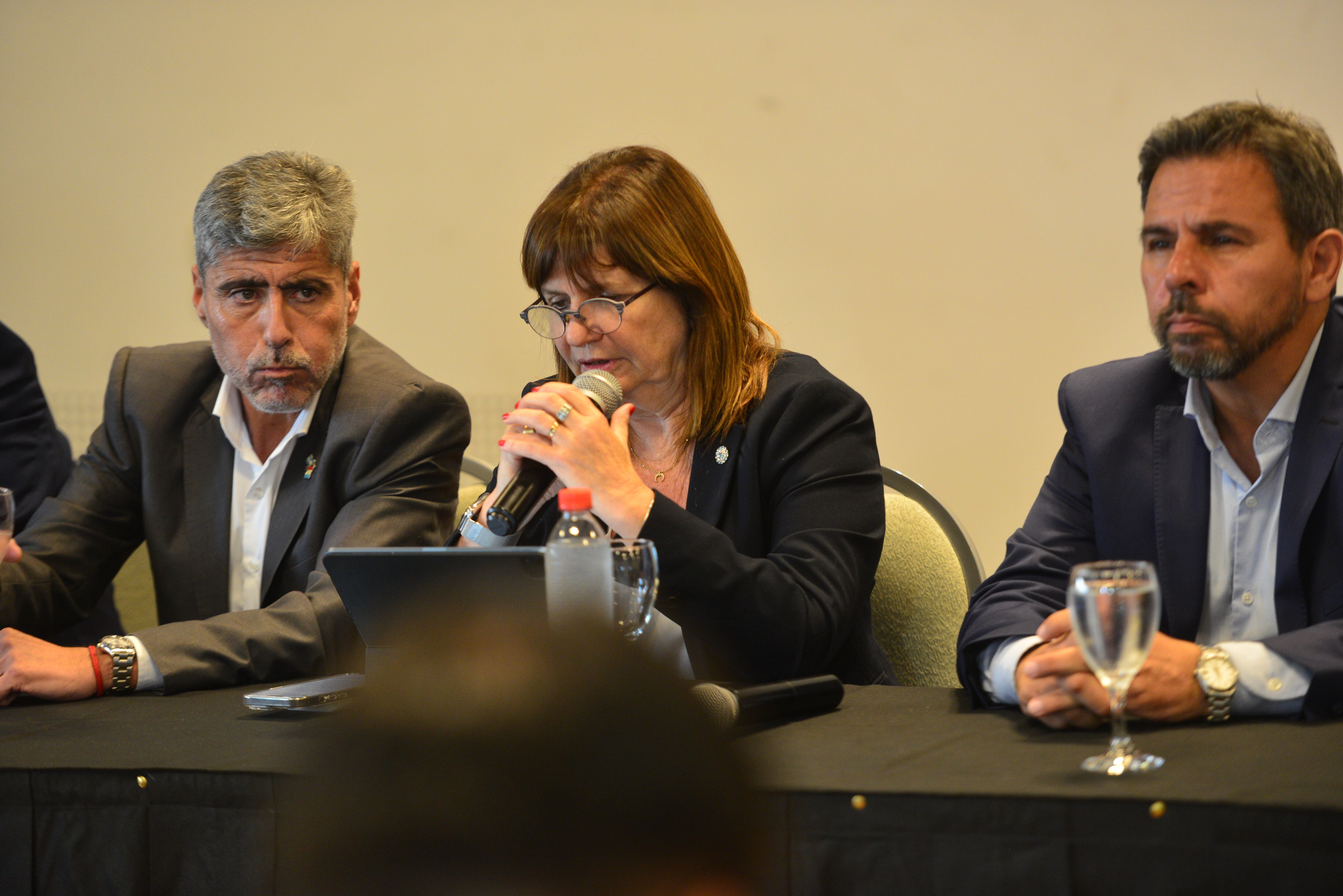 Patricia Bullrich, Ministra de Seguridad de la nación, en conferencia de prensa con Juan Pablo Quinteros en el Hotel Quorum de la ciudad de Córdoba.