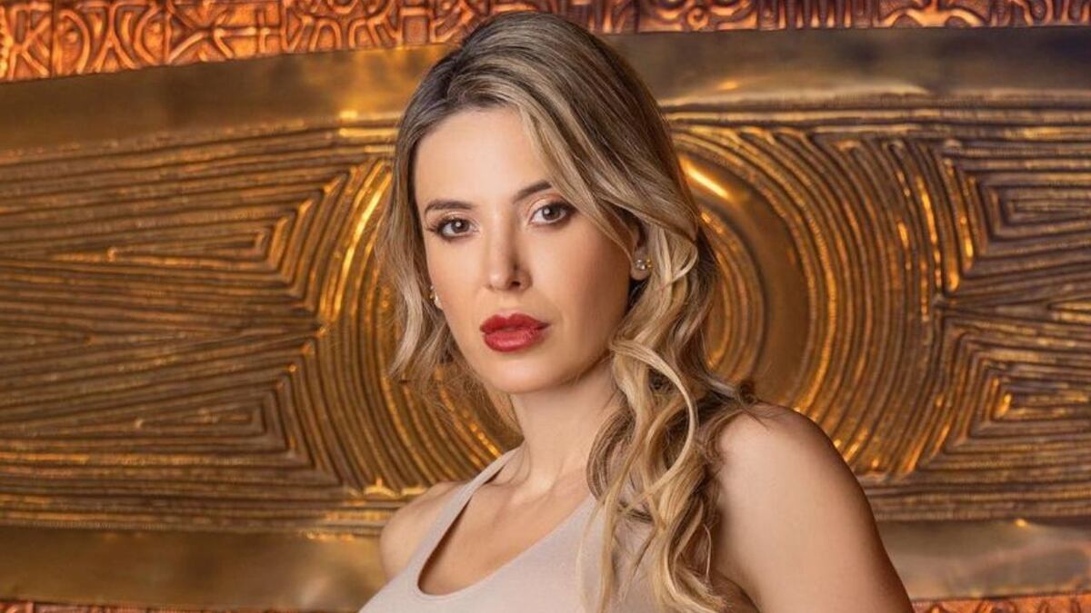Desde Ibiza, Jesica Cirio posó de espaldas en microbikini y pantalón transparente de crochet