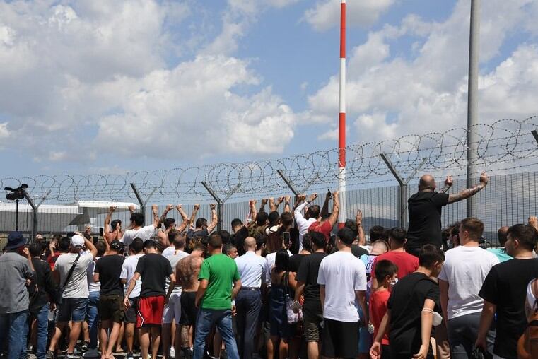 José Mourinho fue recibido por una multitud en el aeropuerto.