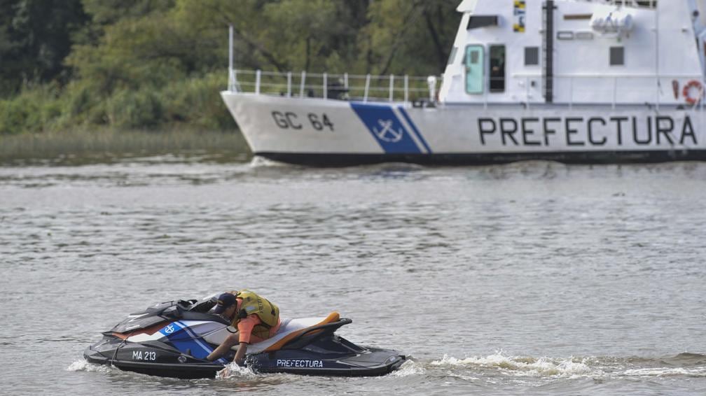 Personal de Prefectura Naval buscaba intensamente a los desaparecidos esta mañana.
