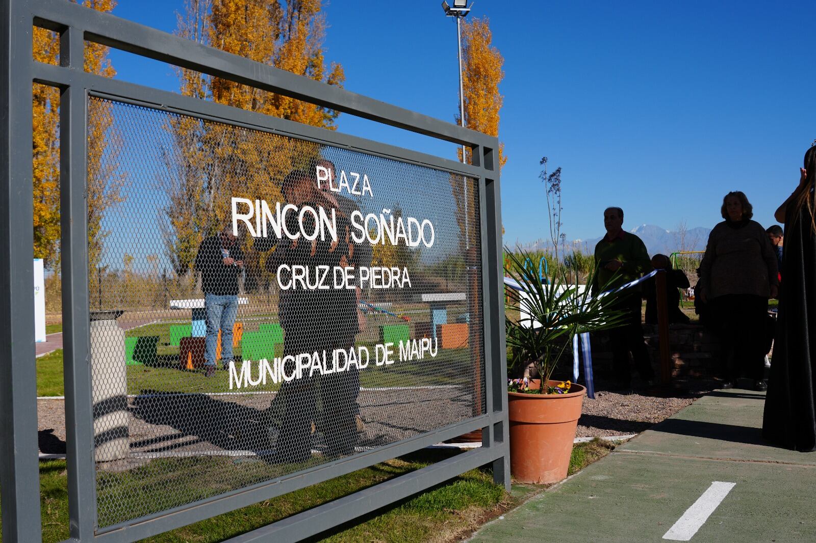 Matías Stevento inauguró una nueva plaza en el sur de Maipú.