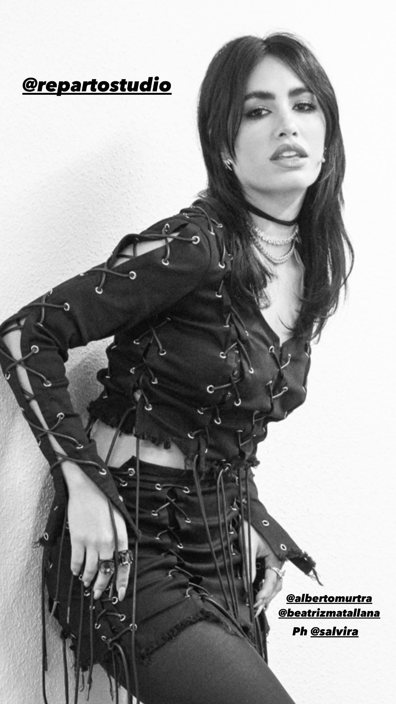 Lali posando en su conjunto de negro rockero