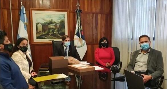 El ministro Lello Ivacevich y miembros de su gabinete, durante la reunión virtual por el tema fibra de vicuña.