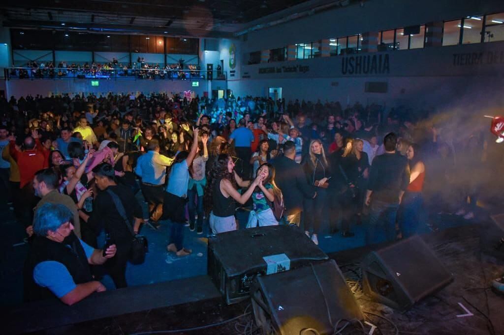 Peña día del trabajador - El Microestadio estuvo repleto y las familias pudieron disfrutar de la compañía, la música y la comida regional. 