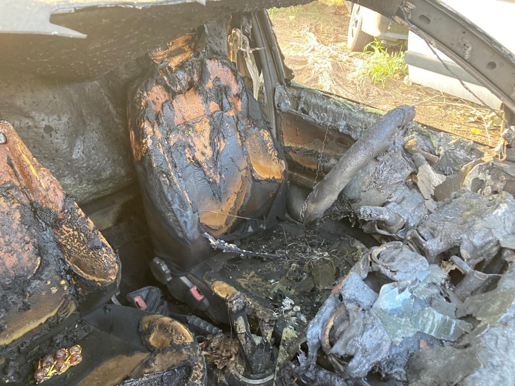 Autos incendiados frente a la Comisaría 12ª de Rosario.