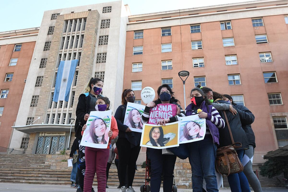 Tras condenar al femicida de Florencia, destituirán y juzgarán a la policía que cortó el llamado al 911