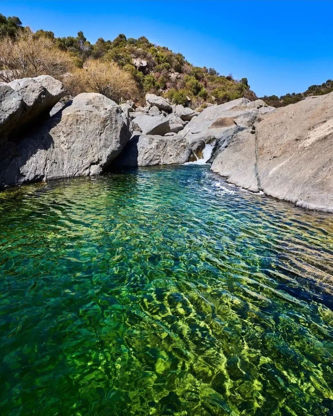 Sus aguas son turquesas y están rodeadas de formaciones rocosas.