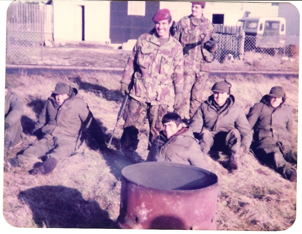 Británicos del Regimiento 3 de Paracaidistas, junto a soldados conscriptos argentinos prisioneros tras la rendición del 14 de junio del '82. "Los cuidamos. Los tratamos bien. Después de todo, eran jóvenes como nosotros", le dijo Colin Charlton, veterano de guerra inglés, a Vía Córdoba.