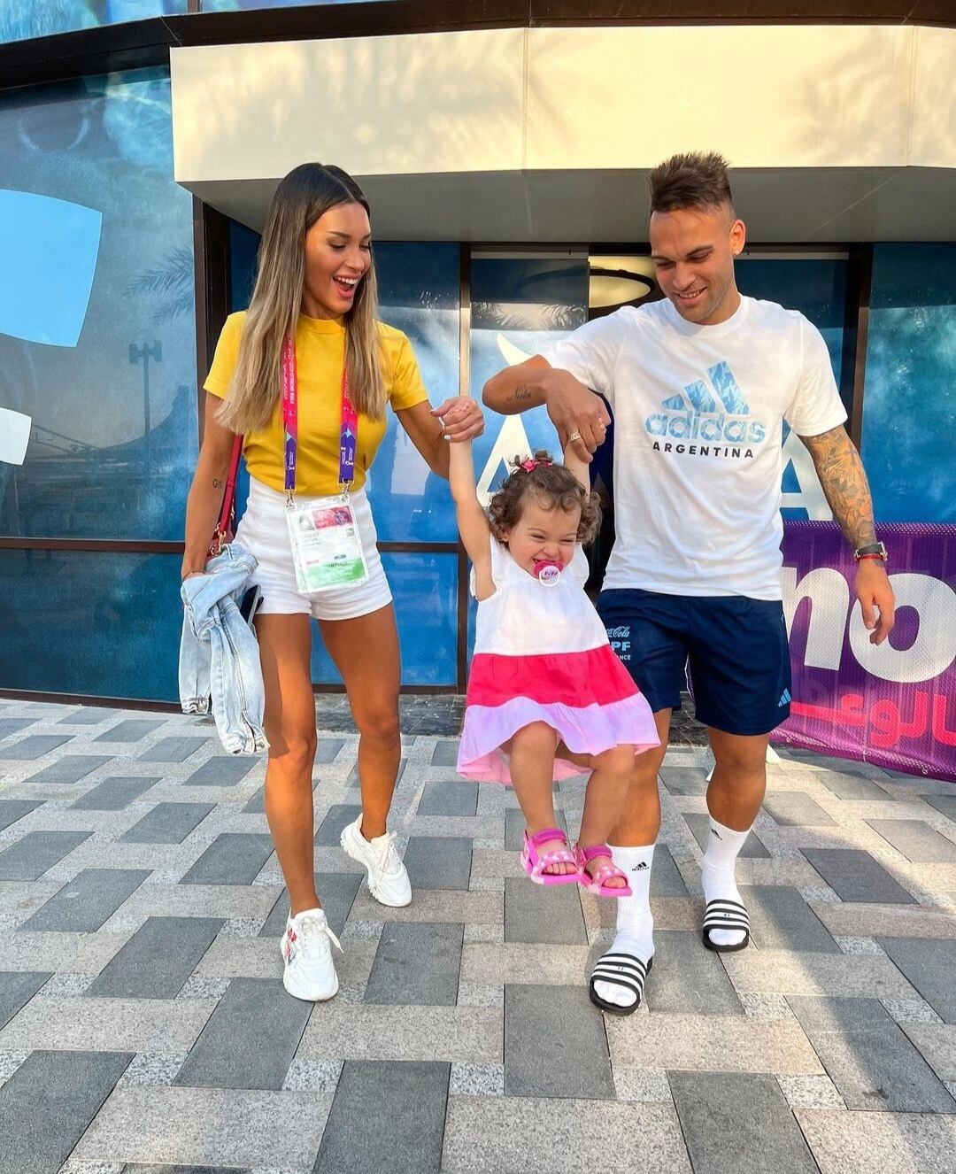 La tierna postal de Agustina Gandolfo junto a Nina y Lautaro Martínez palpitando el Mundial de Qatar 2022.