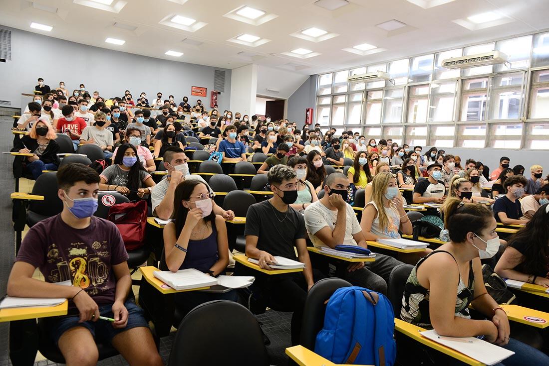 Varios estudiantes prefieren contar con bibliografía de manera física en las aulas. Imagen representativa. 
