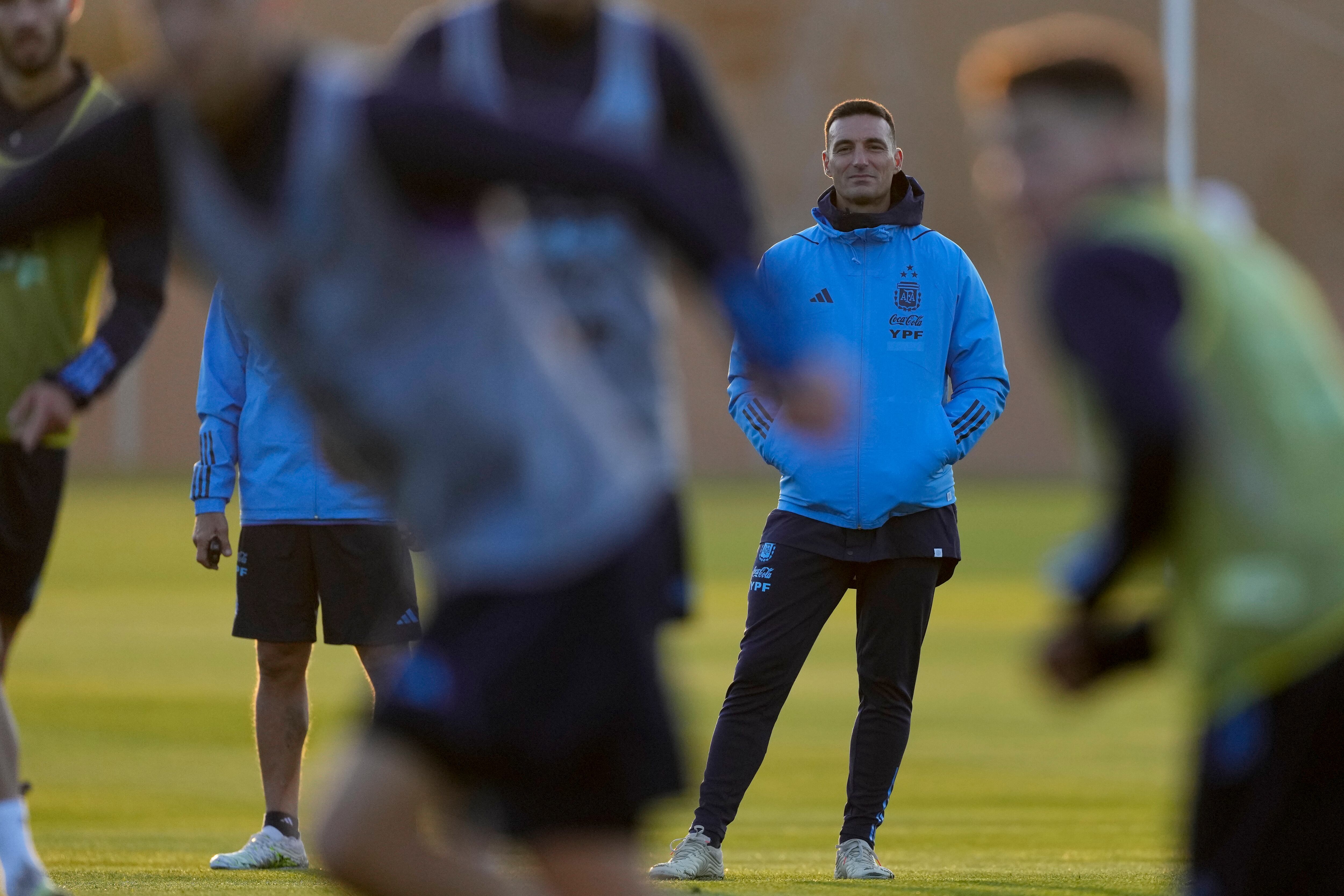 El técnico de Argentina, Lionel Scaloni, observa a sus jugadores durante un entrenamiento previo al partido ante Ecuador en el inicio de las eliminatorias sudamericanas para el Mundial 2026.