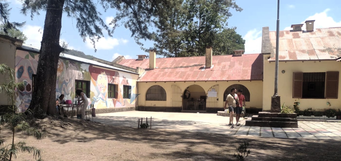 Cerca del mediodía las altas temperaturas hicieron decrecer la concurrencia de votantes en la capital jujeña.