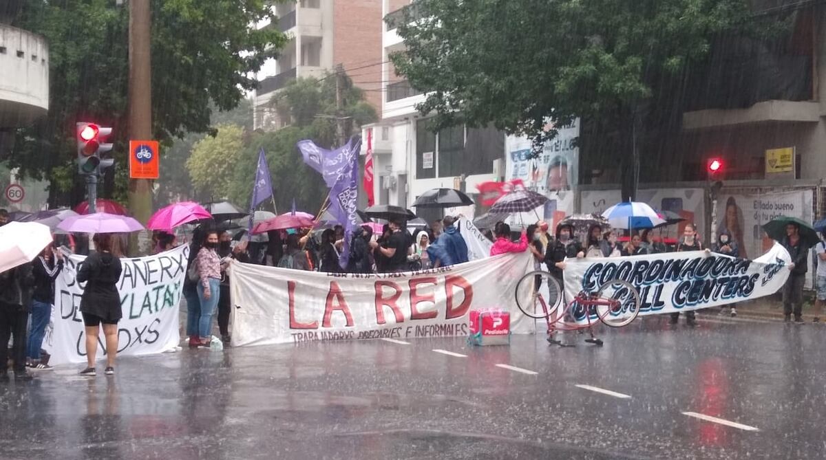Denuncian más de 300 despidos tras el cierre de un call center rosarino