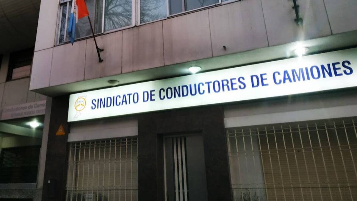 Reportaron una balacera en Rosario contra la sede del Sindicato de Camioneros