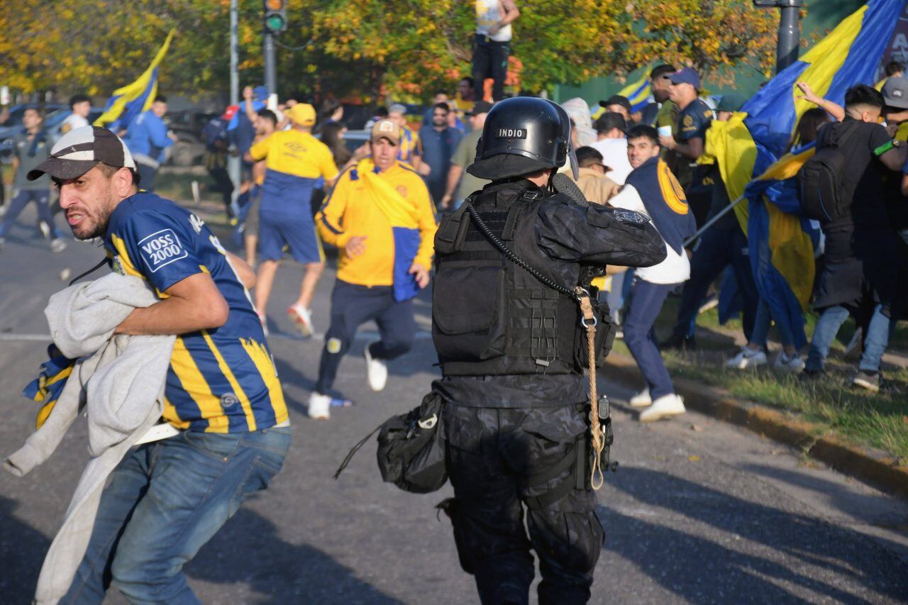 La Policía desalojó a hinchas