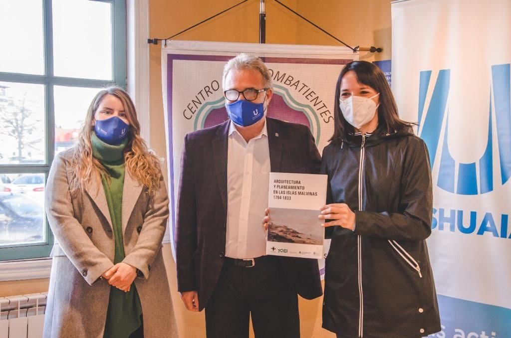 Mario Daniele y Cecilia Fiocchi junto a la legisladora Victoria Vuoto.