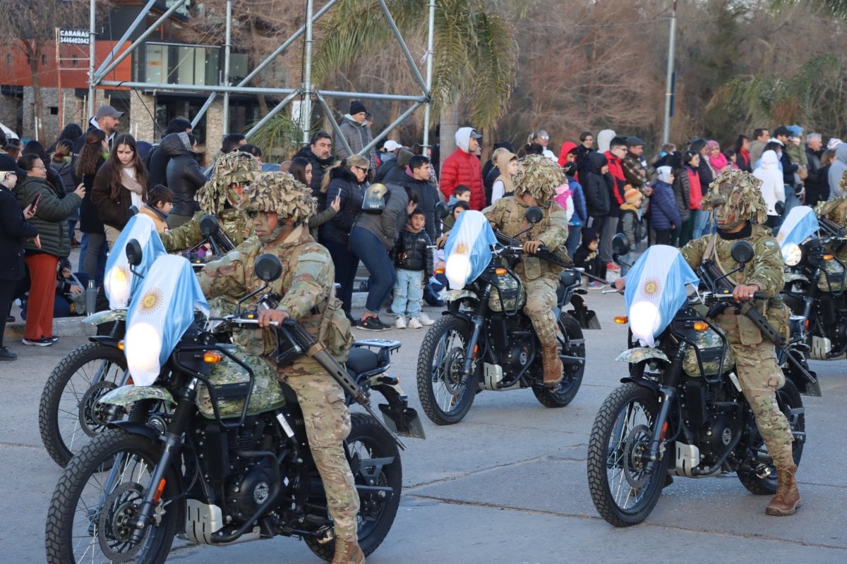 Multitudinario desfile en la Costanera de Gualeguaychú por el Día de la Independencia