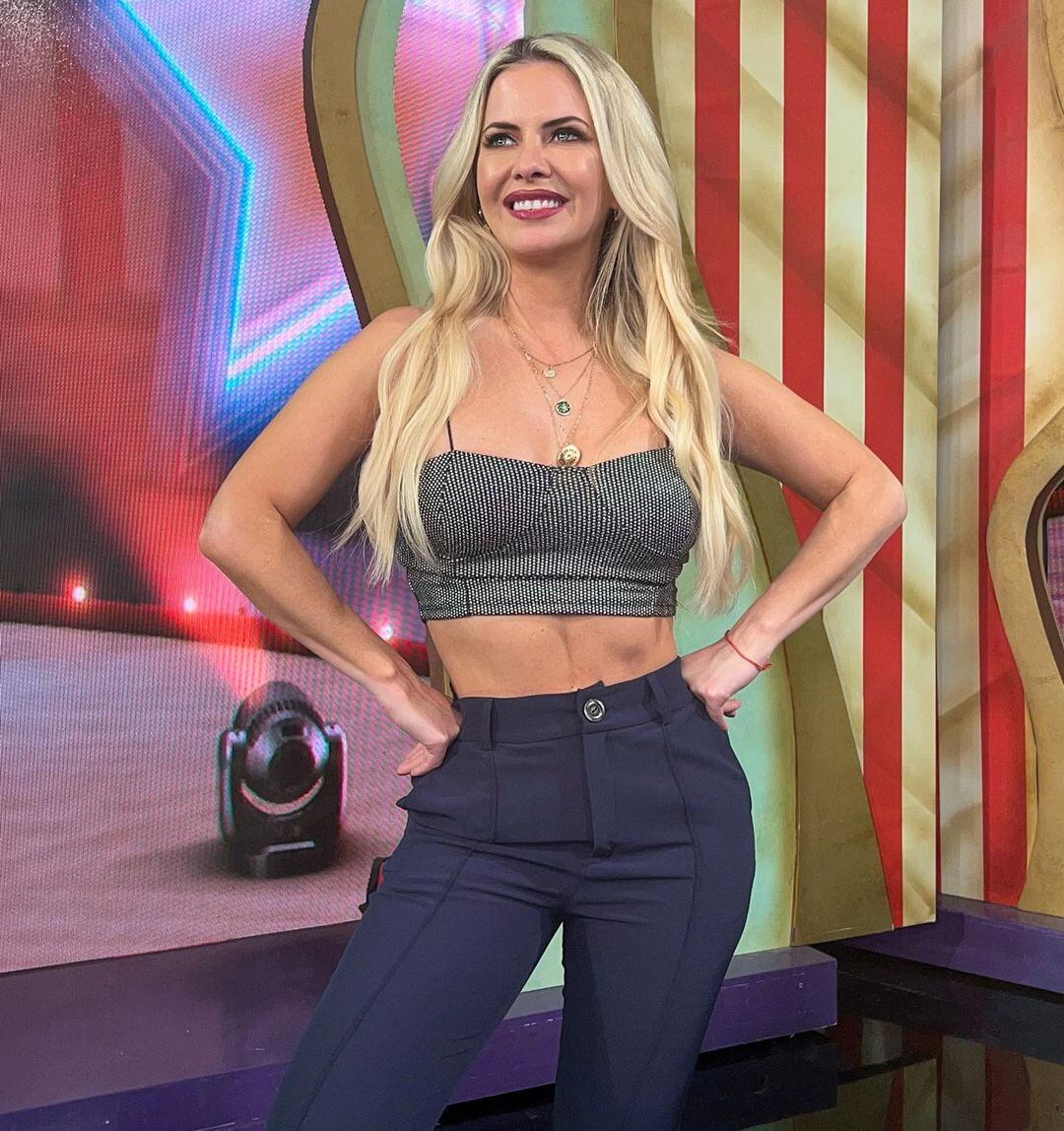 Alejandra Maglietti muestra los outfits que luce en Bendita Tv a través de Instagram.