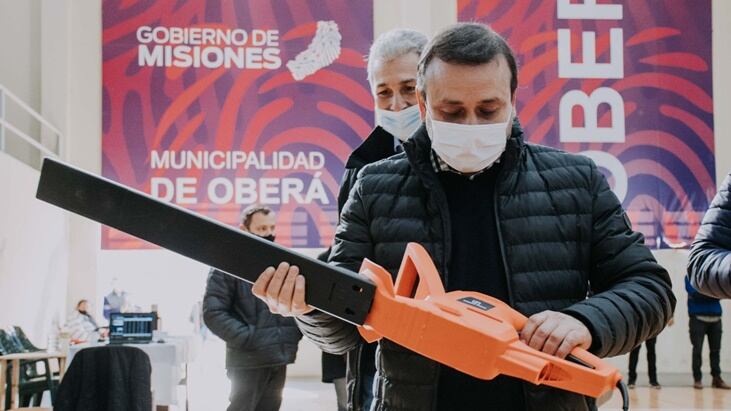 Emprendedores obereños recibieron maquinaria y herramientas para mejorar sus pymes.