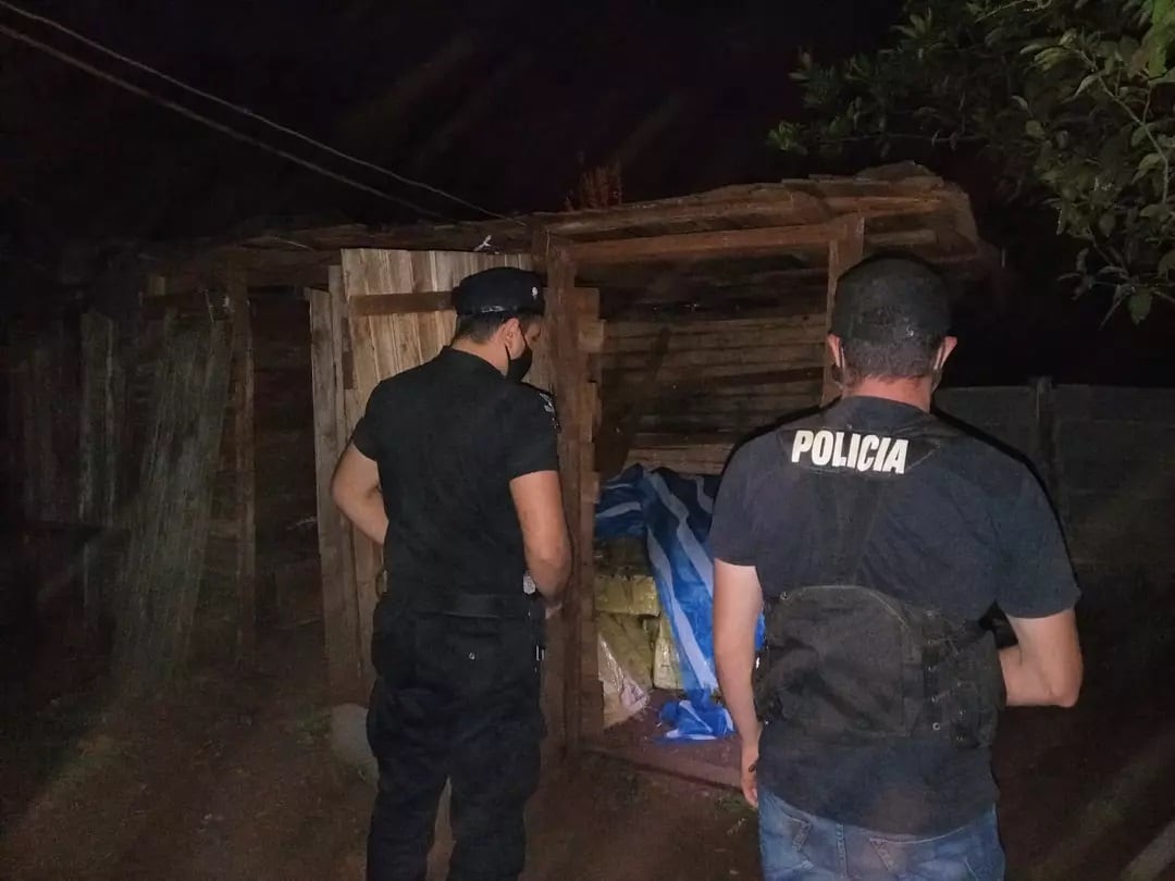 Los 17 bultos con marihuana estaban ocultos en un precario depósito de madera.