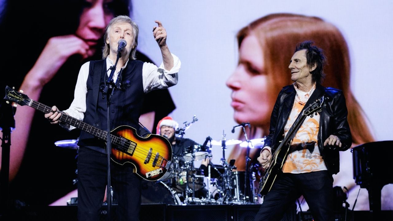 Ronnie Wood junto con Paul McCartney tocando la canción "Get Back" de los Beatles.