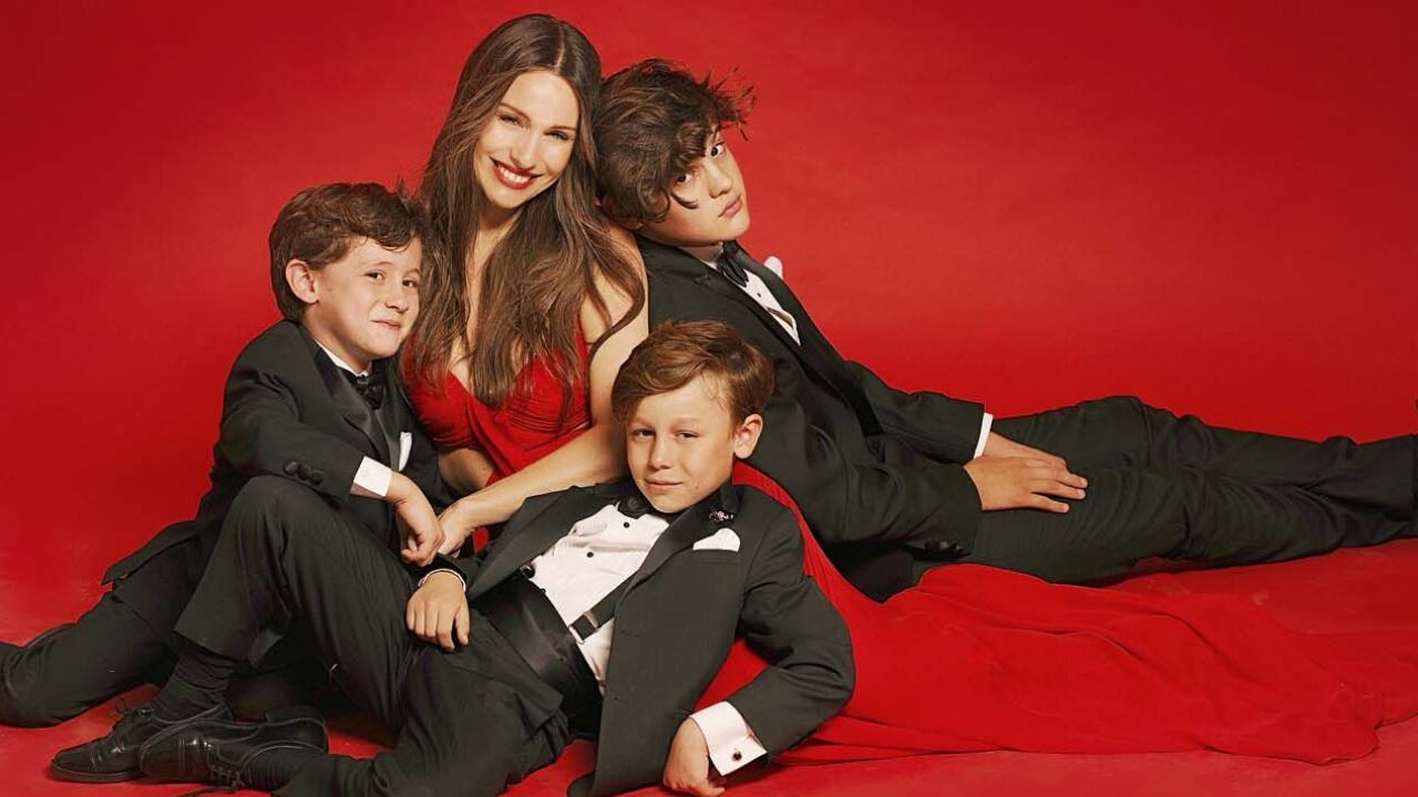 Pampita con tres de sus hijos.