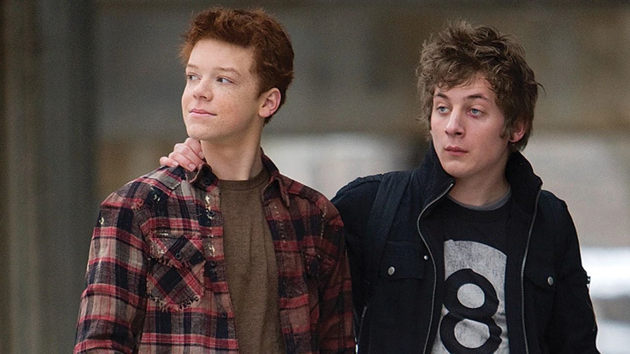 Jeremy Allen White (derecha) interpretando a Lip Gallagher en la serie "Shameless".