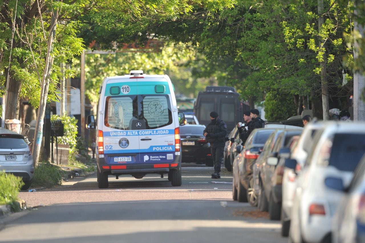 La toma de rehenes en Caseros terminó con dos personas muertas y tres policías heridos, uno de ellos de mayor gravedad. Clarín.