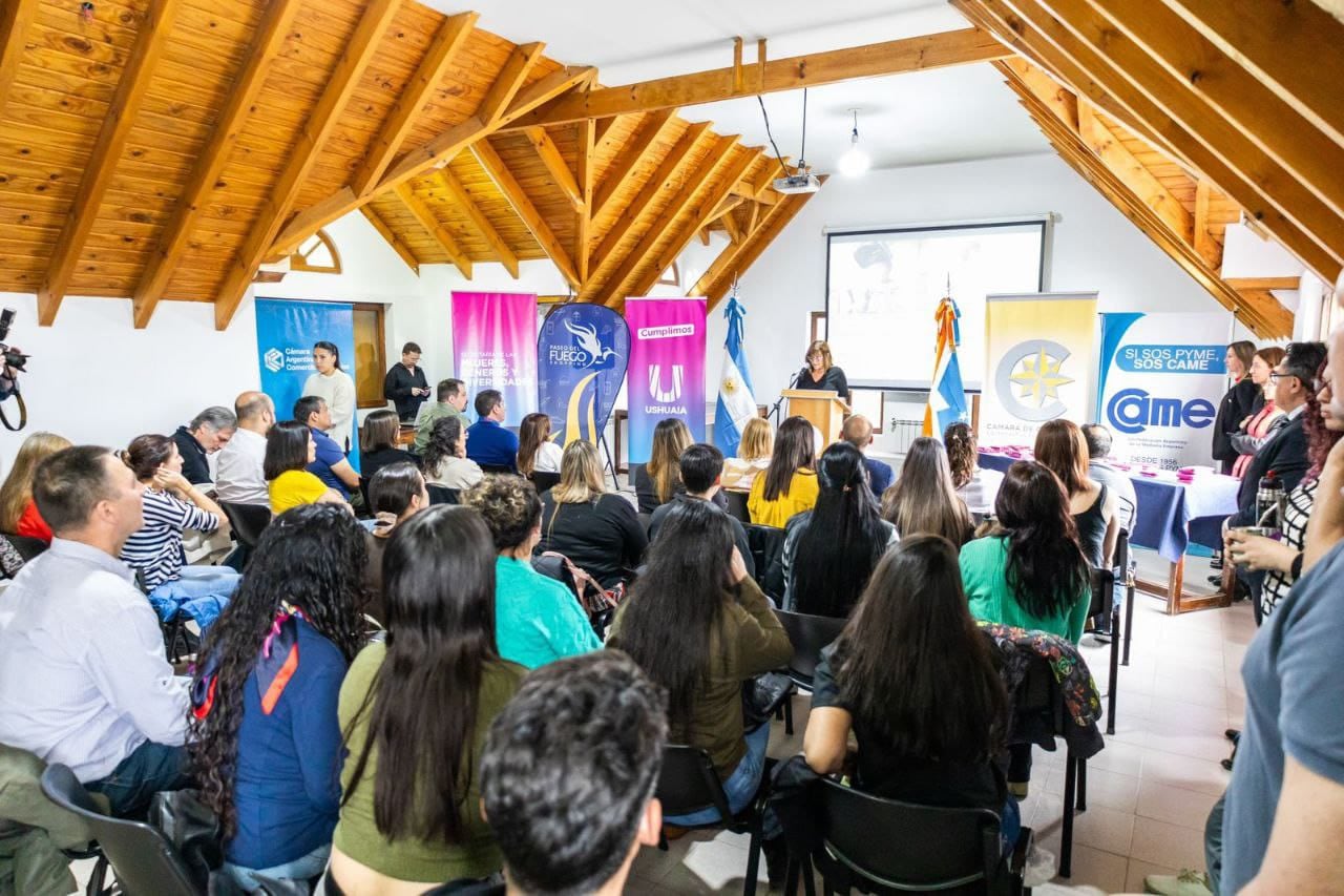 Reconocen a mujeres que se capacitaron como soldadoras y carniceras