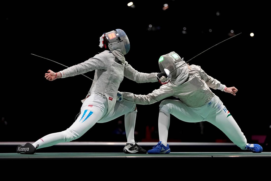 Maria Belen Perez Maurice de Argentina, a la izquierda, y Anna Marton de Hungría compiten en la ronda individual femenina de 32 sable