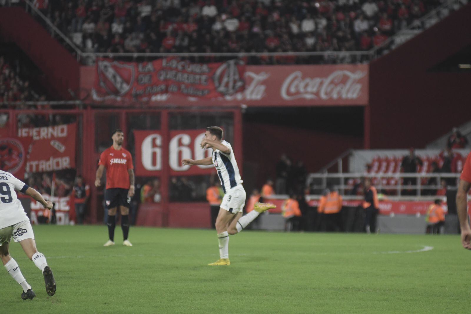 Benavídez y Girotti marcaron los goles de Talleres ante Independiente en Avellaneda. (Federico López Claro / La Voz)