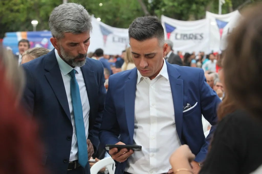 Políticos pendientes del Tomba, durante el acto de asunción de Cornejo como Gobernador.