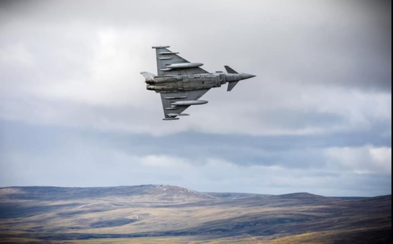 Eurofighter Typhoon en pleno vuelo por el cielo de Malvinas.