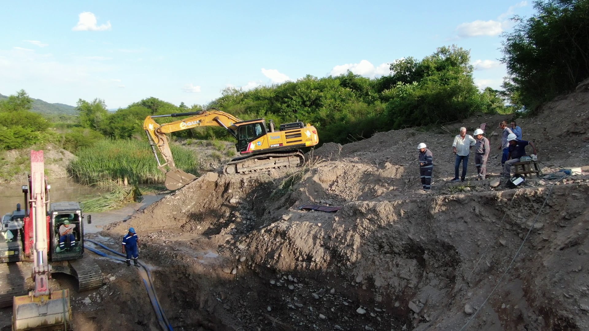 El plan de trabajo prevé la preparación del terreno para un nuevo despliegue de maquinaria pesada y equipos específicos para la colocación de la nueva pieza hidráulica.