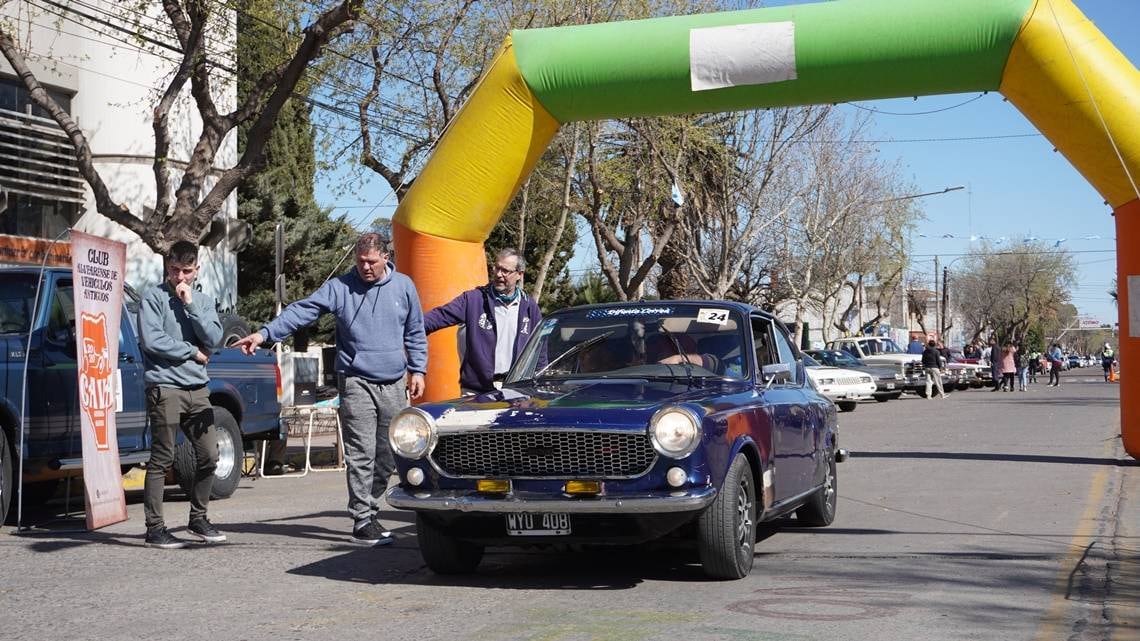 Los autos y motos antiguos son un atractivo para grandes y chicos en General Alvear.